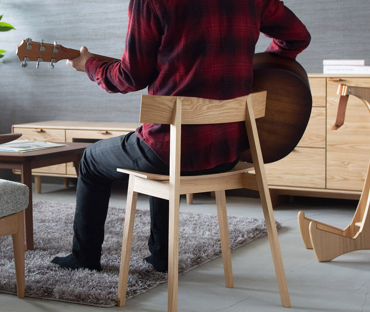 ギター椅子おすすめ9選。弾きやすいおしゃれな木製椅子や練習に最適な椅子も紹介。